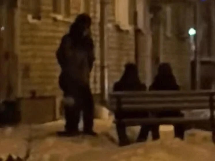 В Архангельске подростки забросали петардами жилой дом
