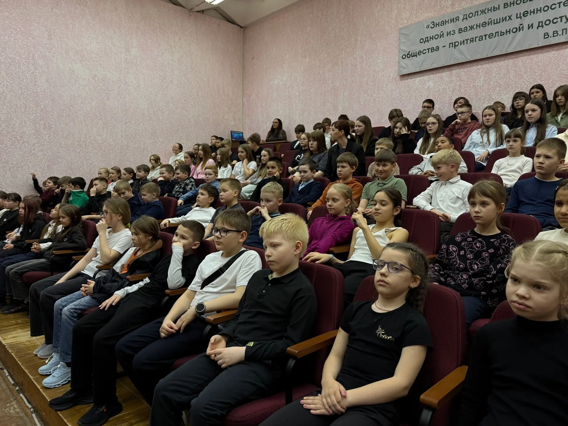 Церемония поднятия флагов   Учебная неделя в школе началась с исполнения государственных гимнов Росс