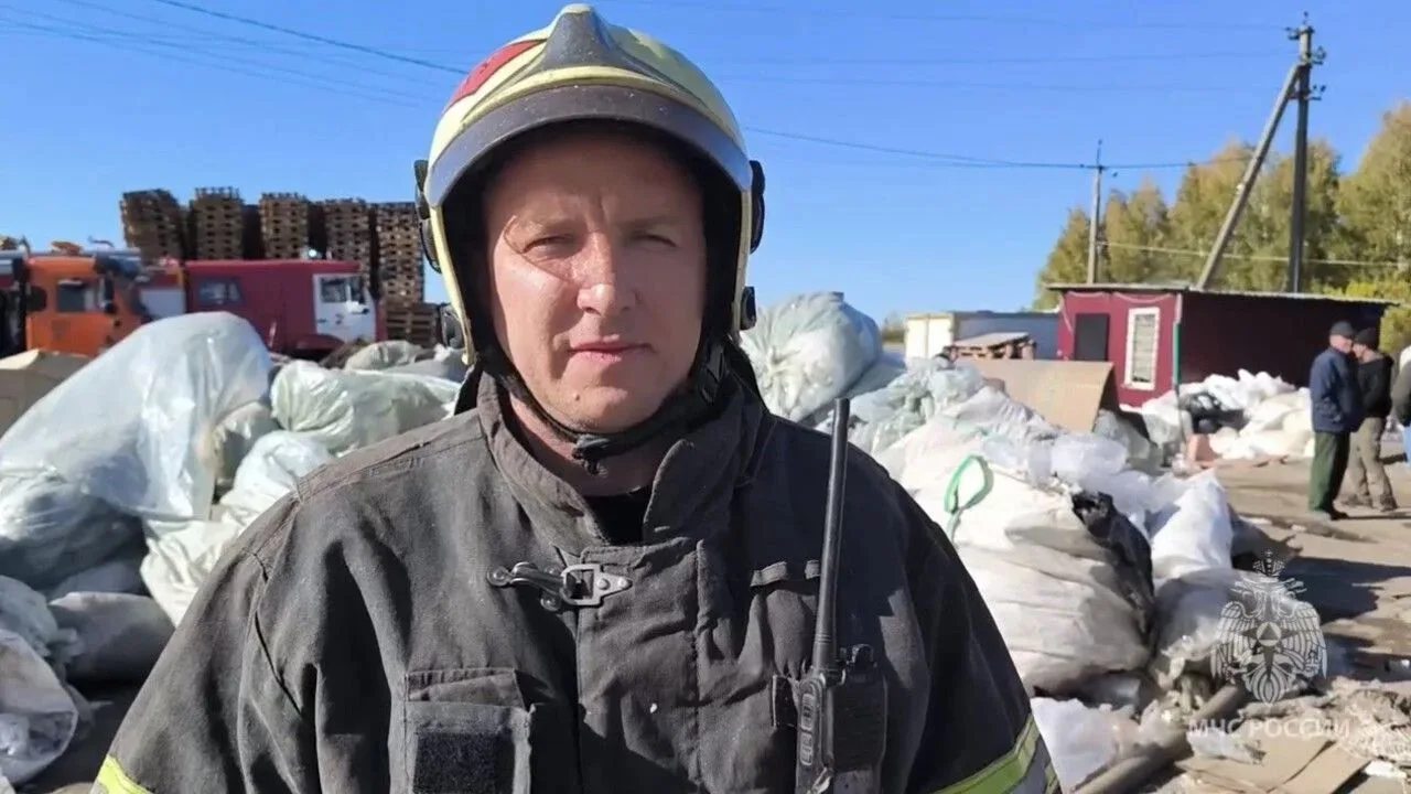 В Богословке локализовали крупный пожар на предприятии по переработке вторсырья