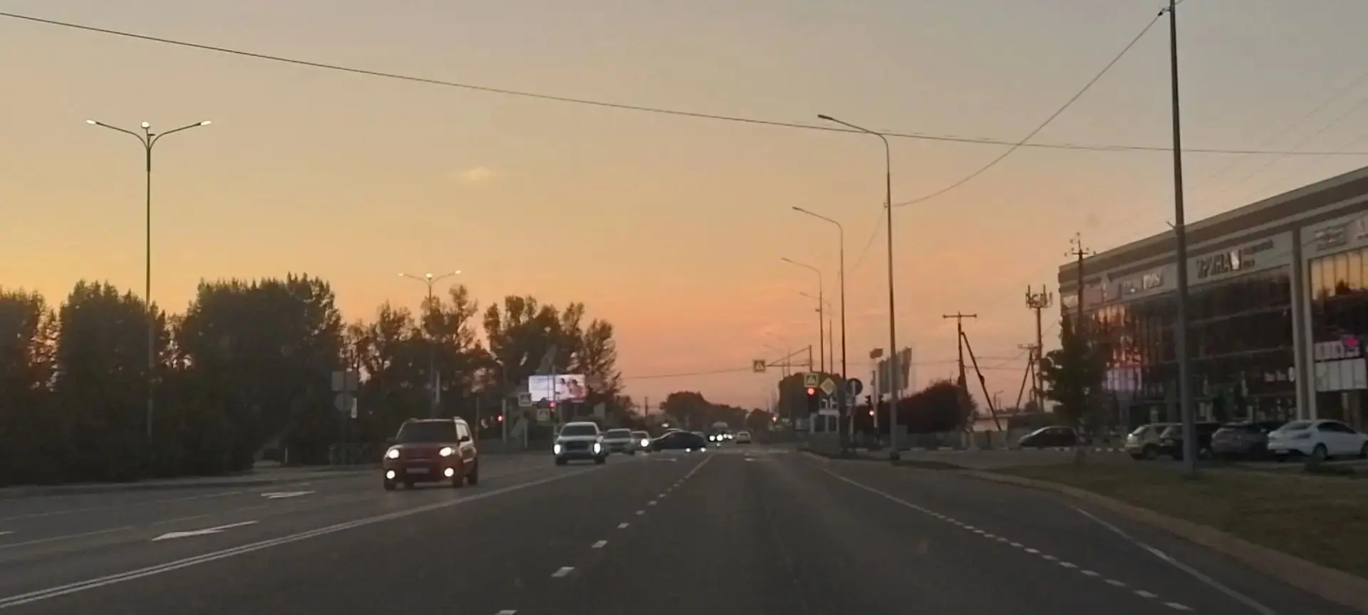 Посмотрите, какое сегодня было небо! Оно словно нарисовано акварелью — в нежных оттенка...