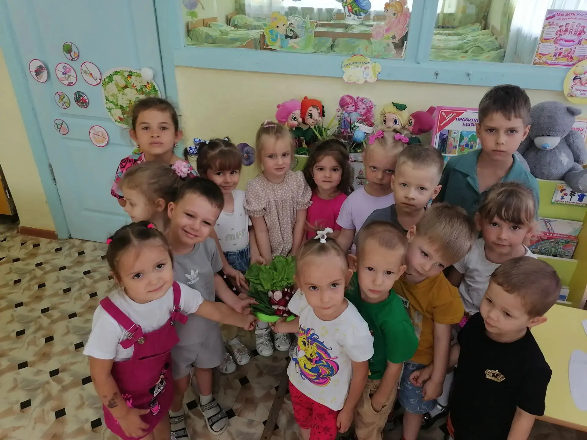 Интересно и с пользой проходит лето в детском саду. Воспитанники младшей группы №8 сове...