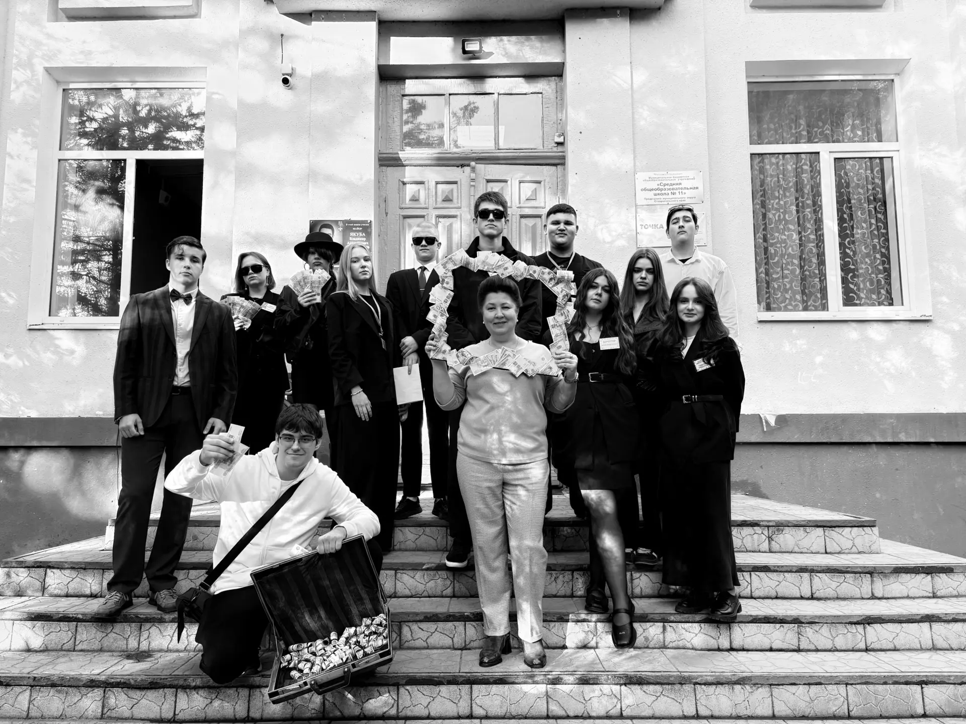 😎С самого раннего утра школа наполнилась загадочной музыкой. У входа стояли двое в тём...