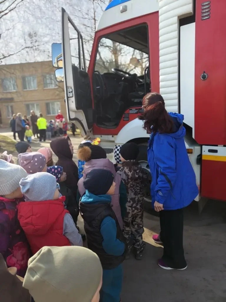 В дошкольном отделении 4-49 МОУ "СОШ имени А.П. Чехова" 1апреля прошла встреча с настоящими пожарным