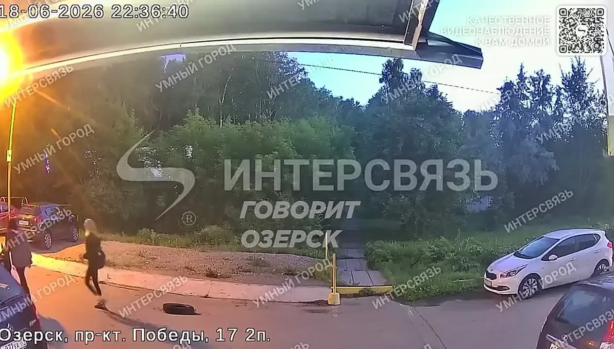 Зачем?

Вчера около 22:36 на записи с камеры домофона у 2‑го подъезда видно: две девушки с коляской 