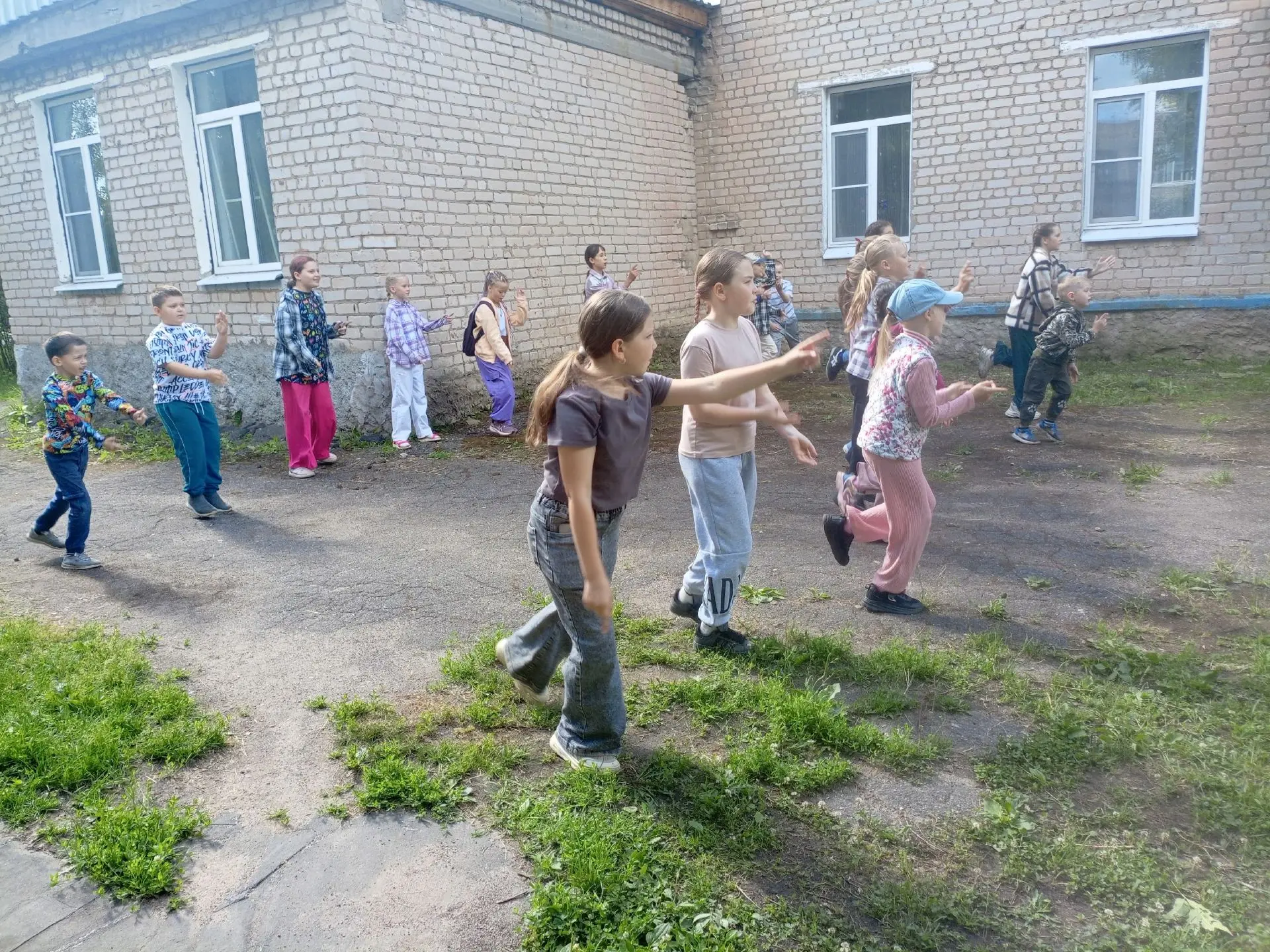 В пятнадцатый день лагерной смены детей ждали сказочные приключения. Утром, как всегда, была зарядка