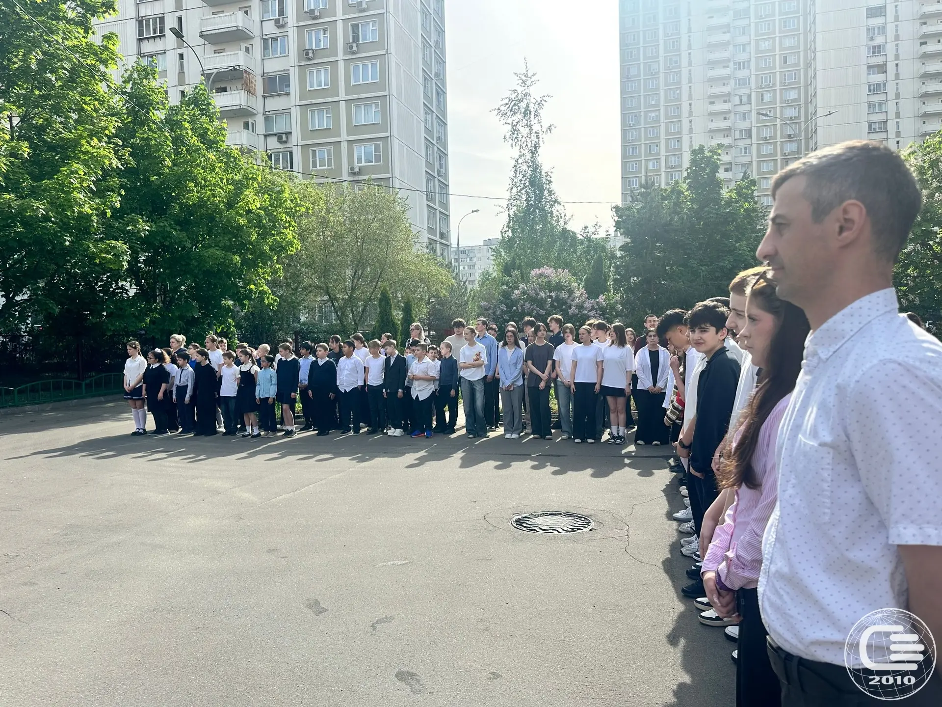 🇷🇺 Каждый понедельник в нашей школе начинается с главных символов страны: флага и гимна России.  ❤️ 