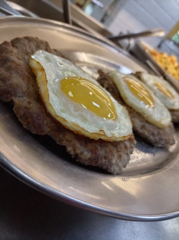 Нежный бифштекс с яйцом на сытный завтрак🍳☕