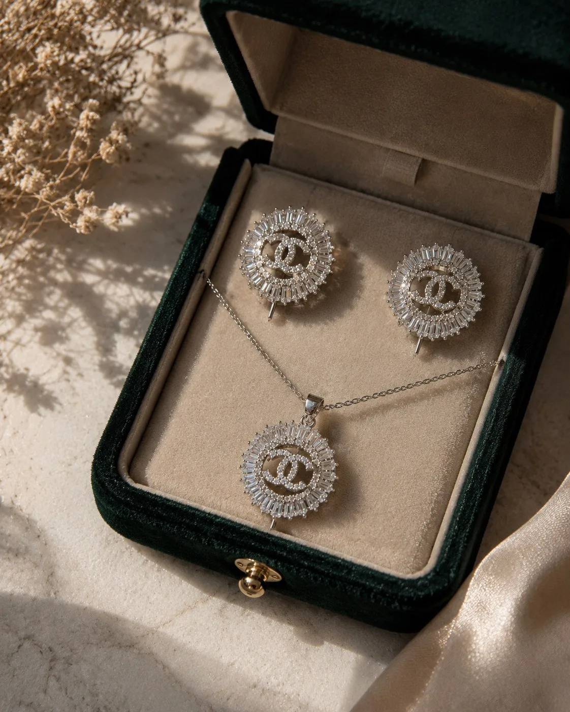 ✨ КОМПЛЕКТ С ЯРКИМИ ФИАНИТАМИ В СТИЛЕ CHANEL ✨
Эффектный блеск и безупречная элегантность в одном об