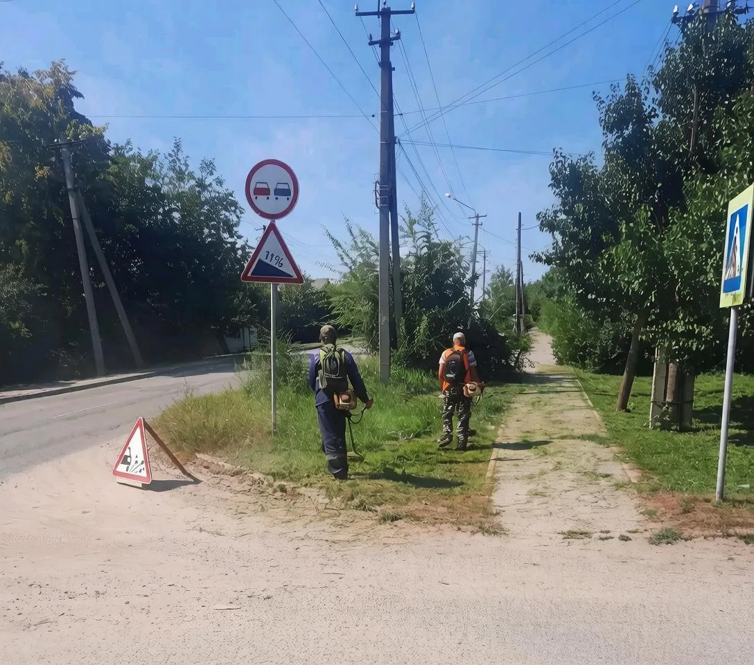 В городе Миллерово работает "зелёный патруль". Работники "Благоустройства" косят сорную...