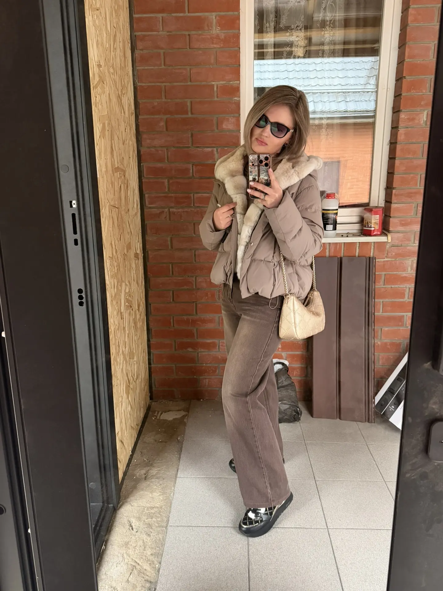 Намарафетилась, надела зимнюю куртку (да, такая у нас весна), сфоткалась в зеркало в новой двери. Ну