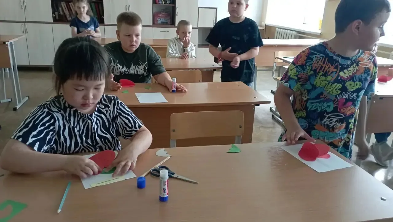 18 июня на очередном занятии кружка «Умелые ручки» ребята с руководителем Риммой Феоктистовной бесед