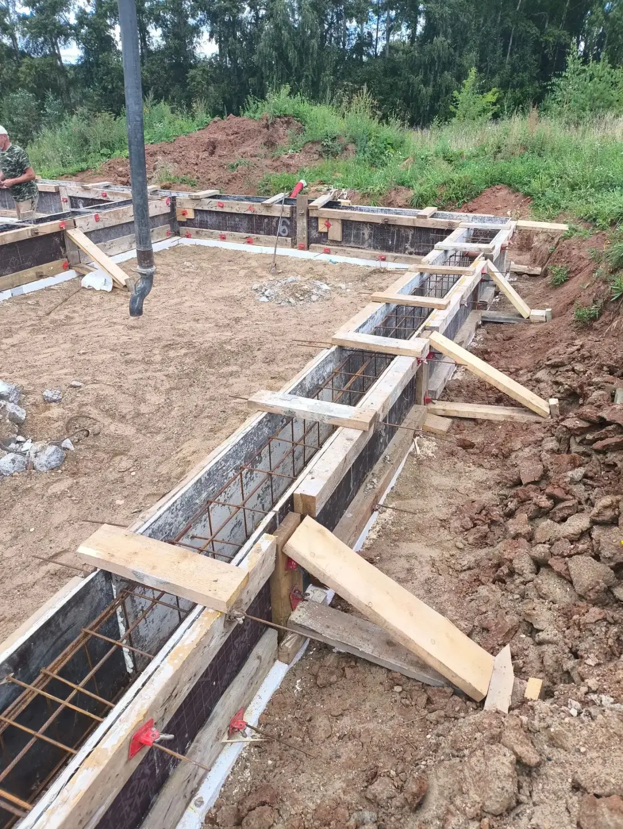 Ведутся работы по заливке бетона на объекте в Верещагино 🏡