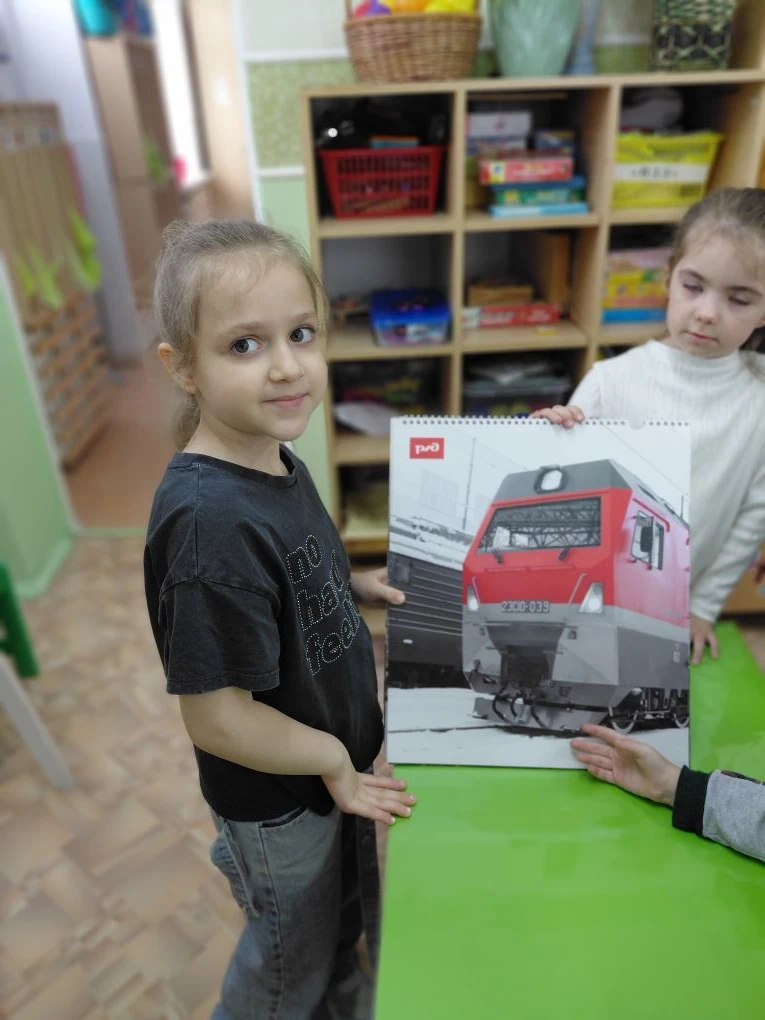 В рамках детского месячника «Уступи дорогу поездам» с ребятами группы "Непоседы" провел...