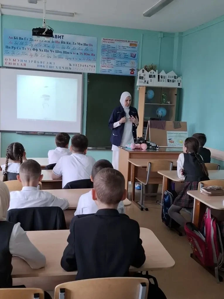 Сегодня во 2а классе прошёл очень интересный классный час. На встречу с детьми пришла мама Камаля Ве