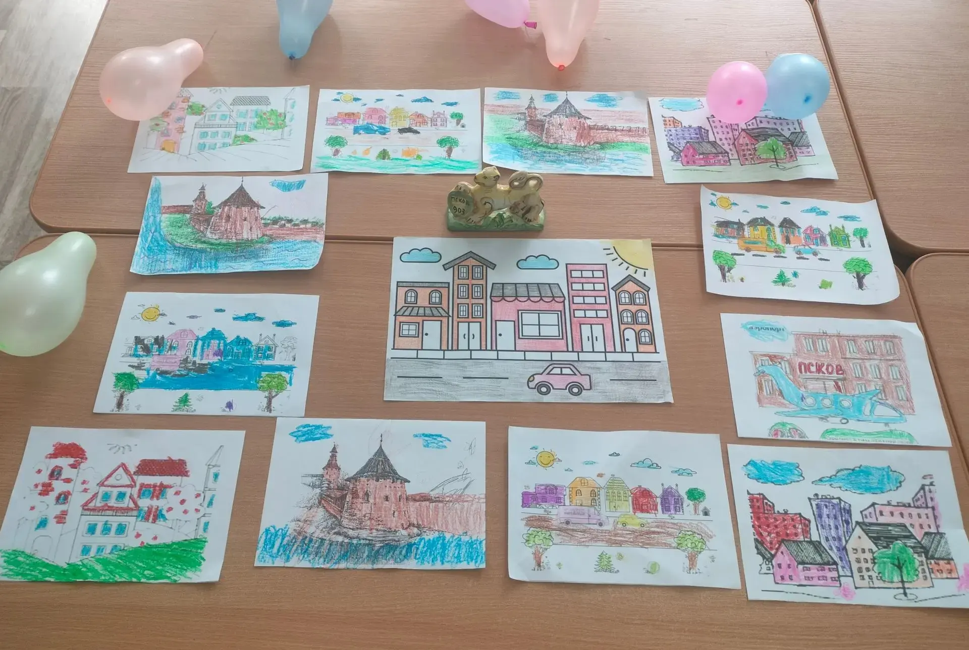 Зарисовки о любимом городе. 🎨✏️❤️
Группа "Чиполлино"

"Взял Ванюша карандаш,
Рядом — Танечка, Наташ