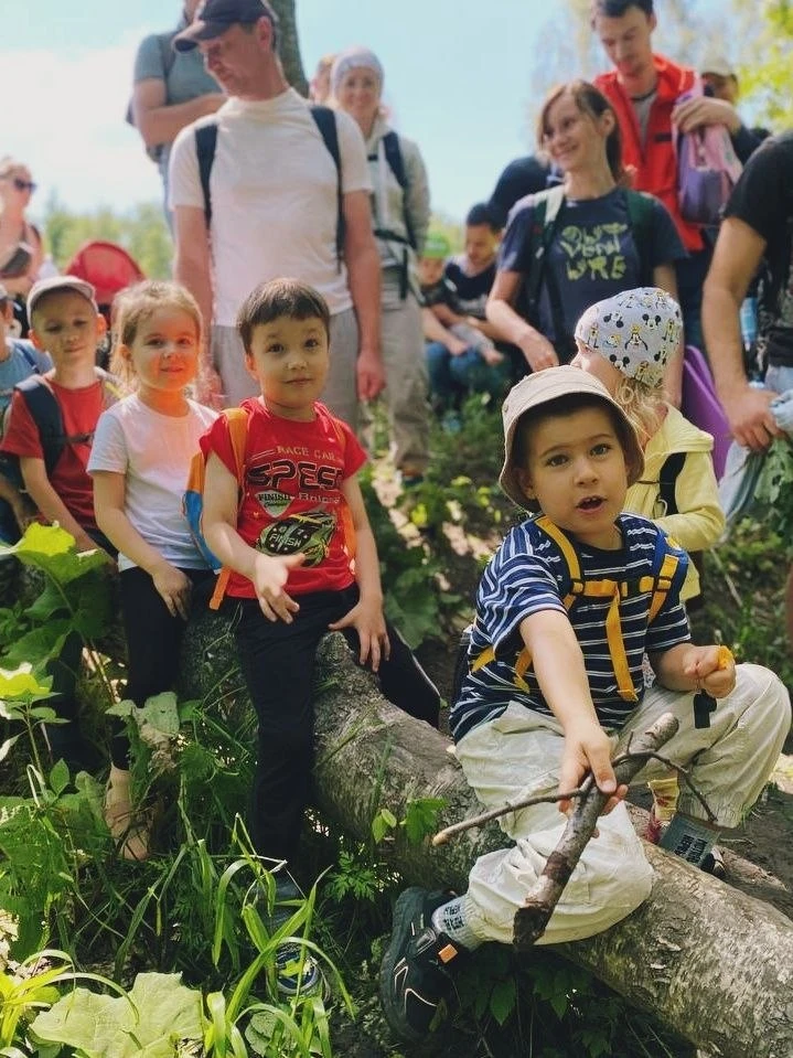 🌳 Когда тебе 3 года и каждый шаг в лесу — целое приключение.