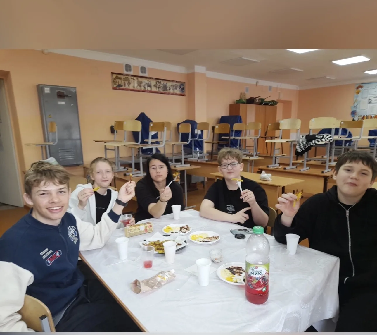 В лицее села Павловка настоящий кулинарный движ 👨‍🍳  Ребята  7 «Б» устроили батл по приготовлению до