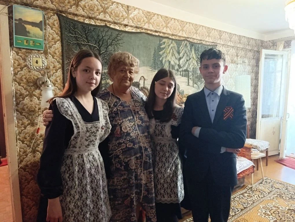🌺🕊️ Пока жива память — жива связь поколений В День Победы советник директора по воспитанию Калинина 