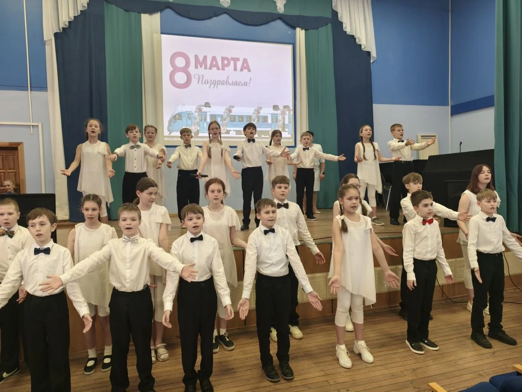 В преддверии 8 марта актовый зал нашей школы превратился в настоящий вокзал чудес, откуда отправился