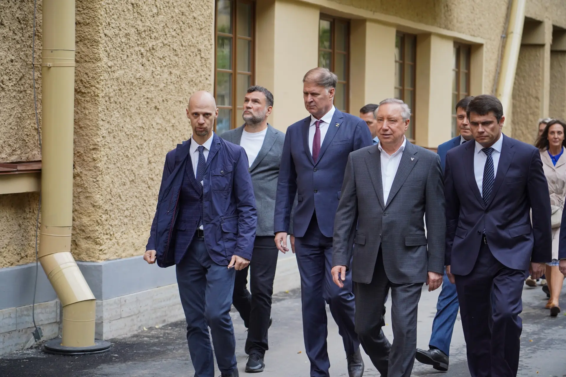 Сегодня торжественно вручили документы и ключи от новых квартир жителям дома № 40, корп...