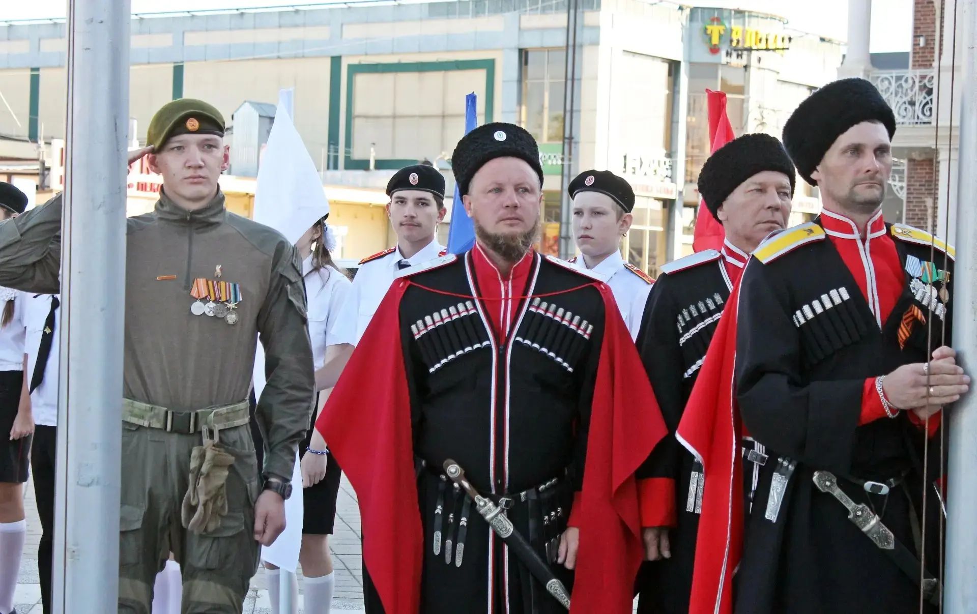 В станице Динской у Доски Почёта «Трудовая слава» прошла торжественная церемония поднят...