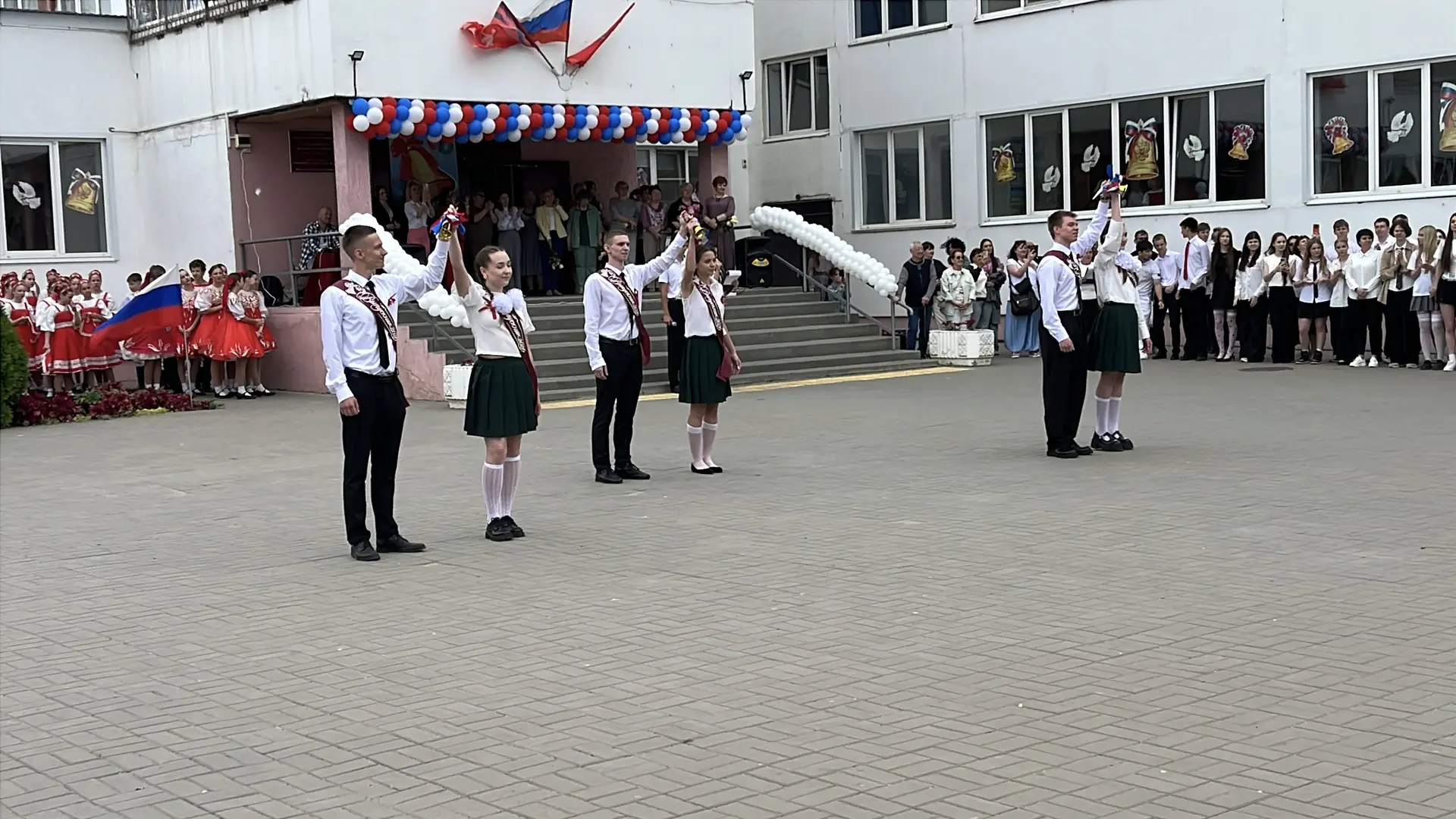 🔔 Вот и прозвенел последний звонок в гимназии № 10!  Сегодня — особенный день: наши выпускники попро