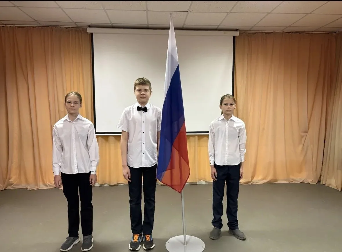 🇷🇺Учебная неделя в нашей школе началась с торжественной церемонии поднятия и выноса Государственного