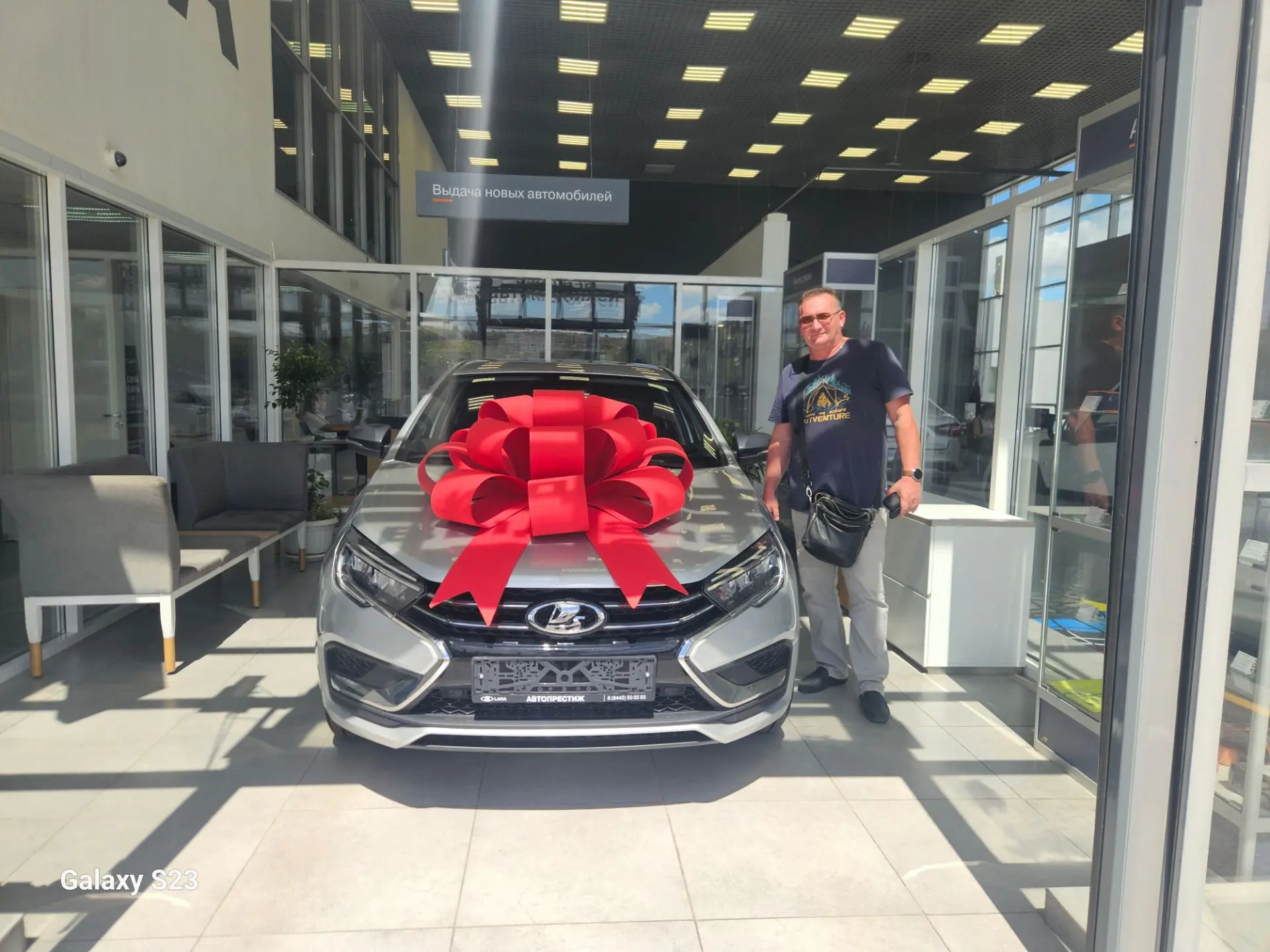 Поздравляем Романа из Донецка покупкой LADA VESTA

Желаем, что бы за рулём вас сопровождали только о