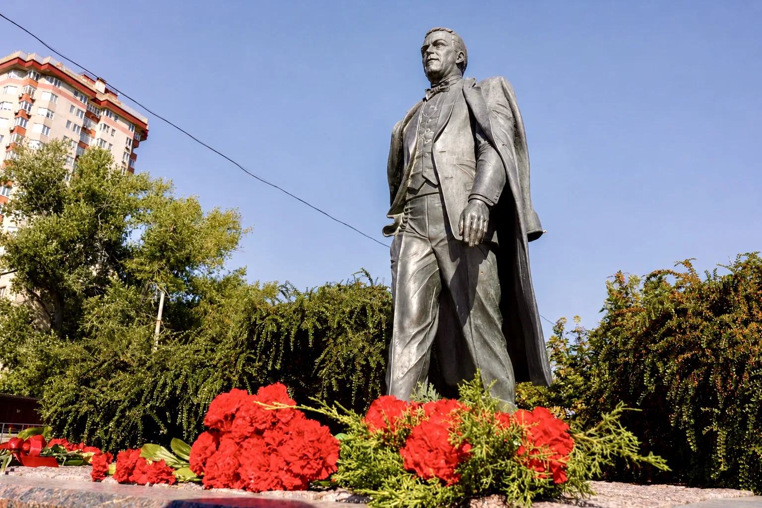 Его неповторимый голос невозможно было спутать ни с одним другим, а песни Иосифа Кобзон...