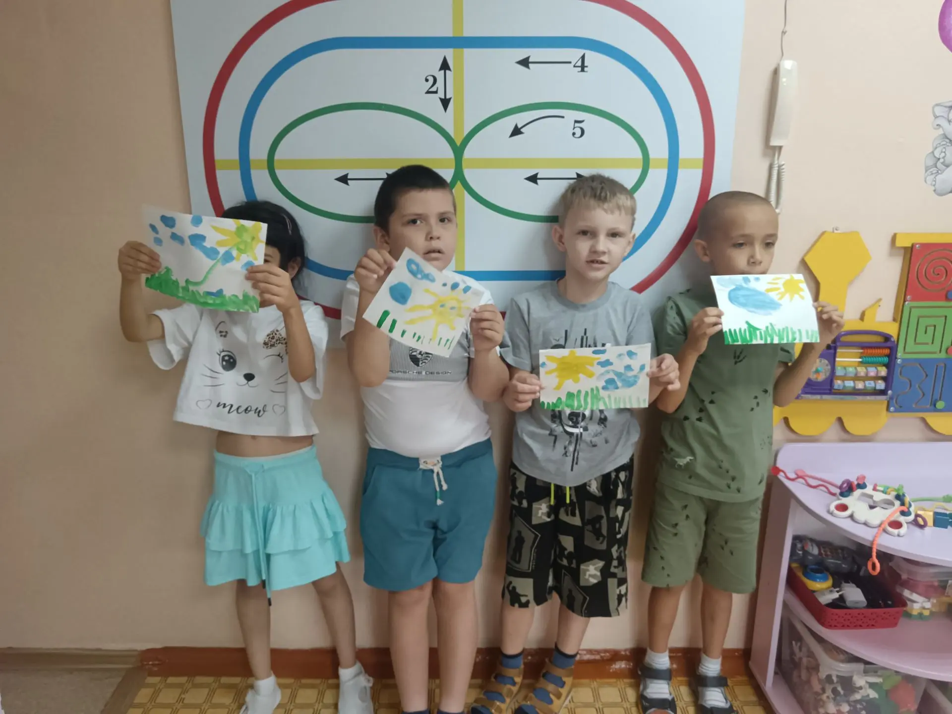 ☀️ «Нарисую как смогу!»☀️
Сегодня в группе «Антошка» царила особая творческая атмосфера — мы рисовал