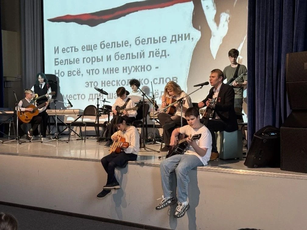 15 мая в актовом зале Муринской СОШ №3 состоялся концерт Музыкальной студии "Место для шага вперёд".