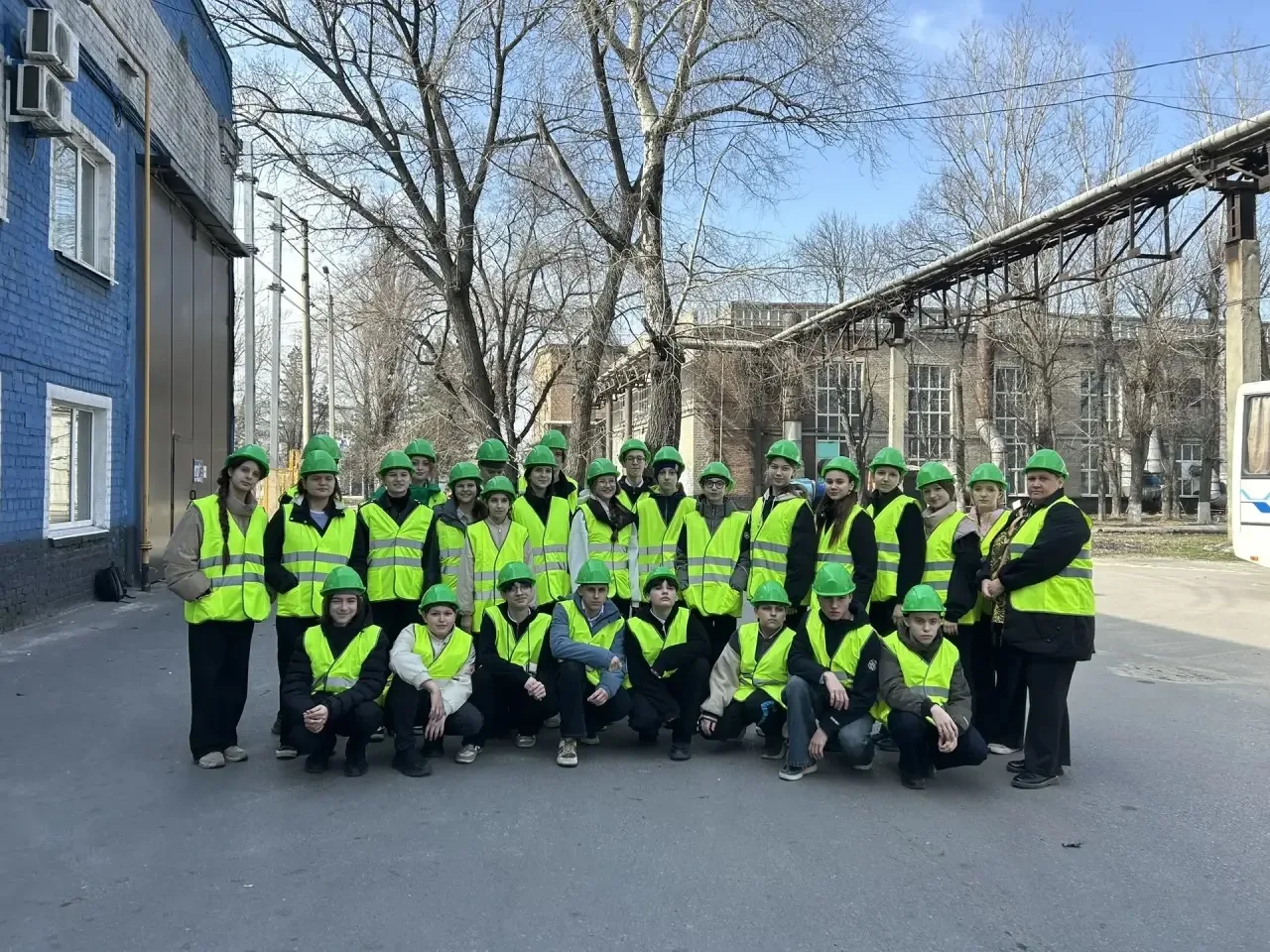 Неделя нанотехнологий в действии! 🔬⚙️  19 марта инженерные 7 «Б» и 7 «В» классы посетили НЭВЗ. Ребят
