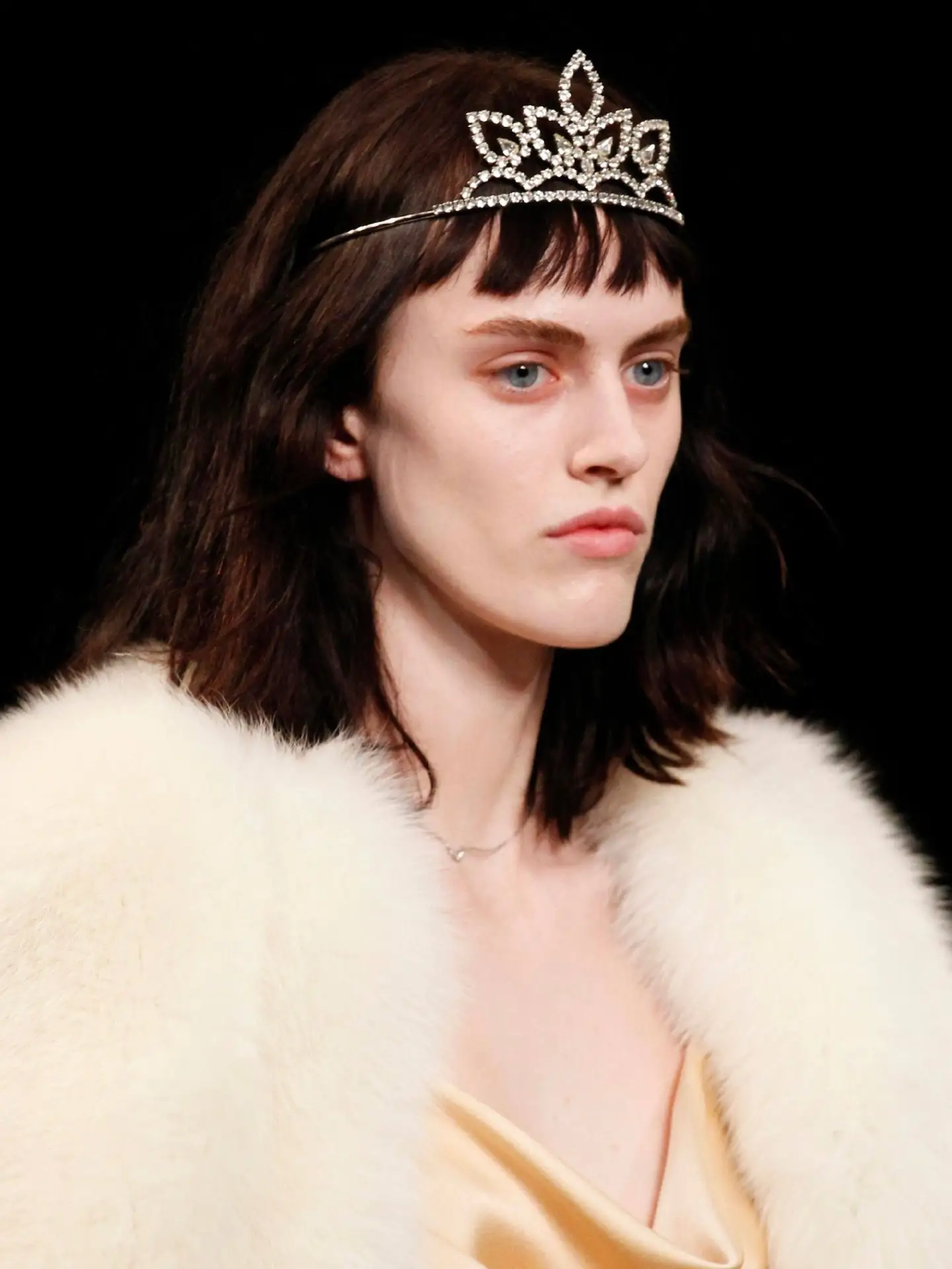 Какую красивую стилизацию тиар подсмотрели на показе Saint Laurent за 2016 год