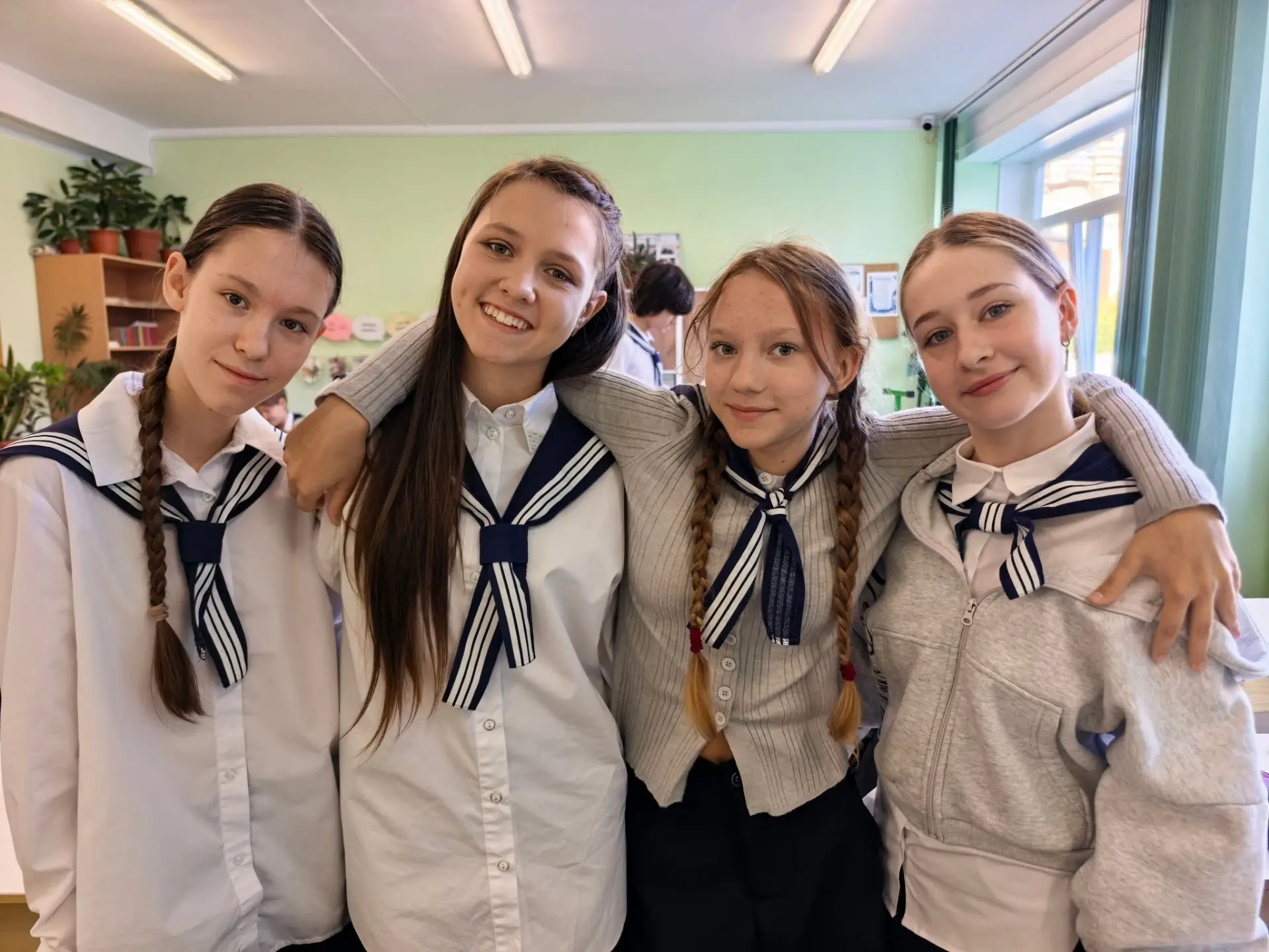 ✅7И: девочки, жаждущие фотографироваться, и мальчики, совсем не жаждущие!