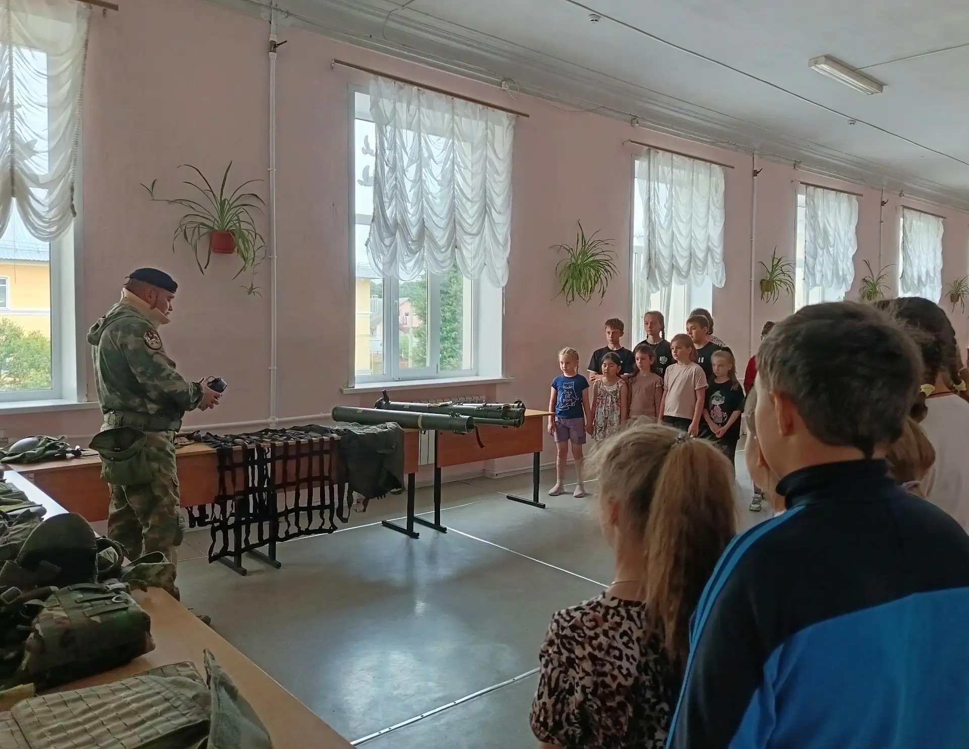 🇷🇺 Сегодня в нашей школе был по-настоящему особенный день: к нам в гости приехал участник специаль