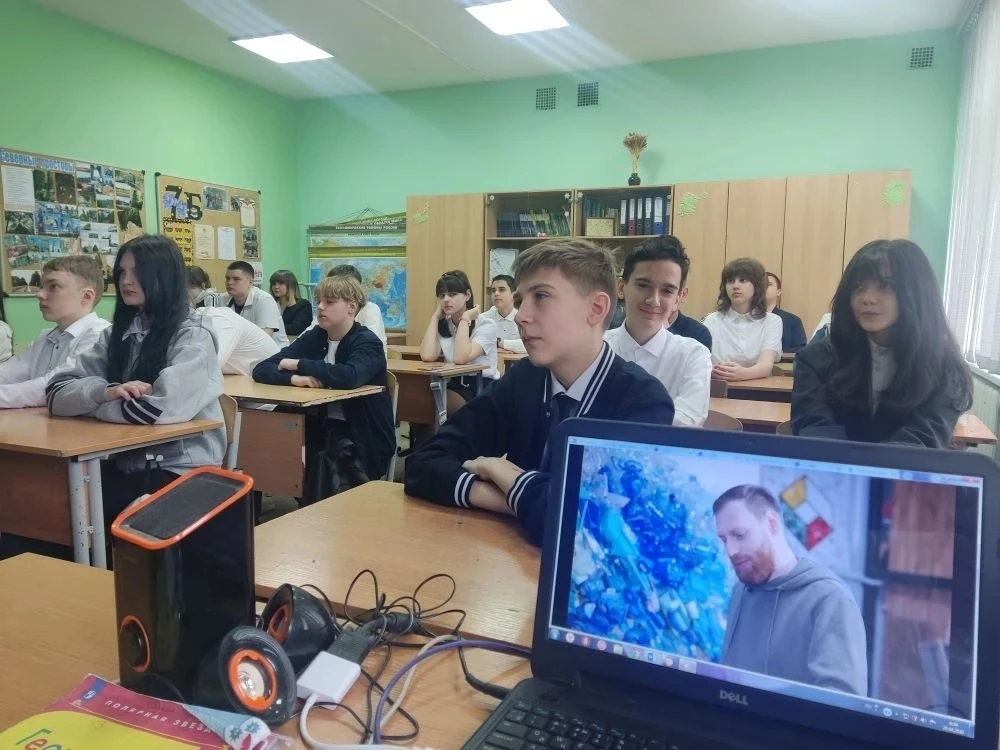 📢 РАЗГОВОРЫ О ВАЖНОМ 🇷🇺 Новая учебная неделя в нашей школе началась с торжественной линейки, подняти