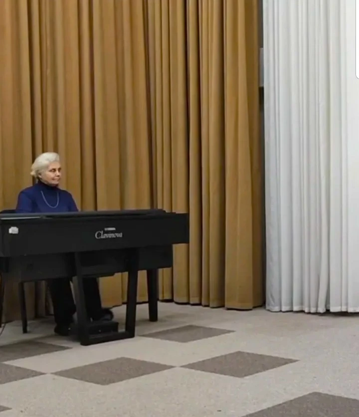 «Пусть хор звучит на всех просторах, Душа трепещет и поет, И в городах, районах, селах Пусть песня р