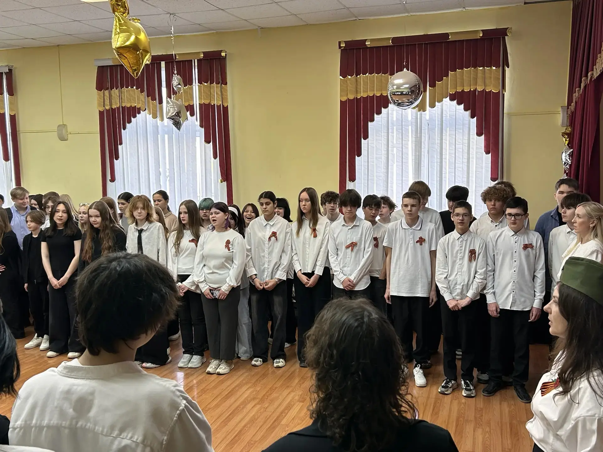 🕊 Нам доверили память: в нашей школе прошел «Бессмертный полк»  8 мая в школе состоялись линейки «На