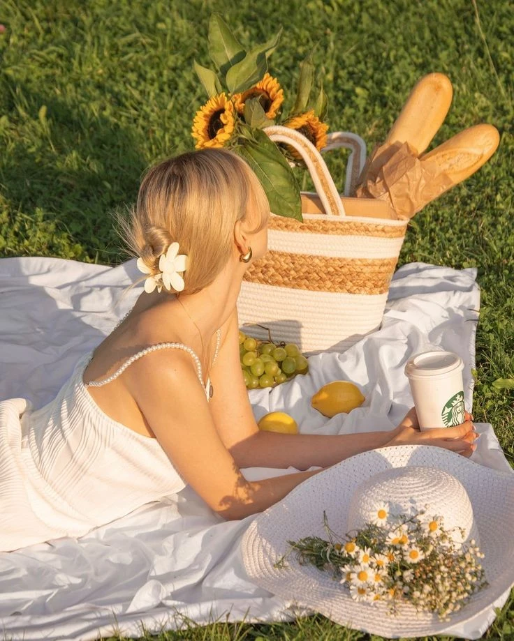 Я не могу позволить себе тратить впустую такую драгоценную вещь, как солнце, оставаясь дома.

Натани