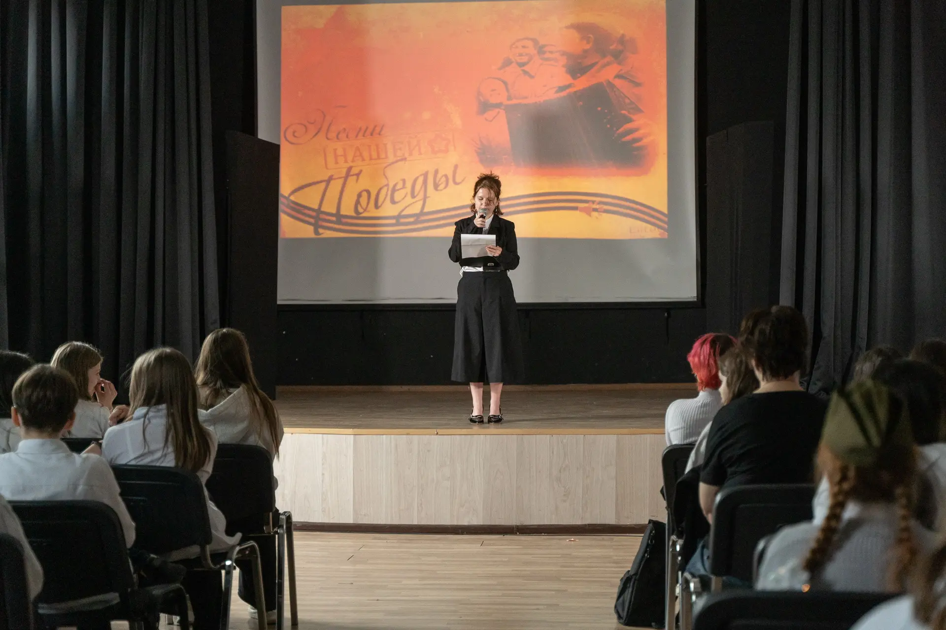 🎶 Песни Победы  🌟 В преддверии важной даты Дня Победы на сцене актового зала, расположенного по адре