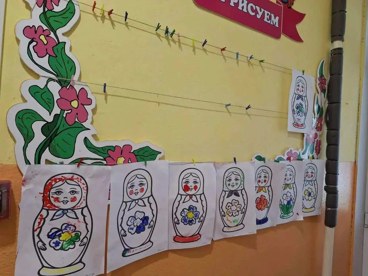 В группе «Цыплята» сегодня творили по‑русски — расписывали матрёшек! 🇷🇺
Матрёшка — это не просто и