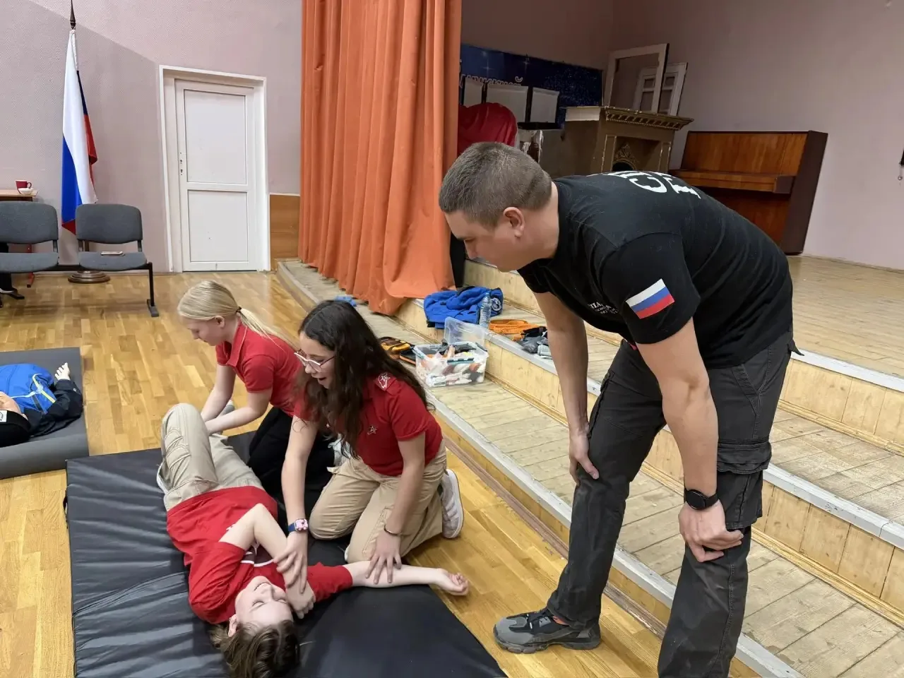 🚑 Учения по оказанию первой помощи: школьники учатся спасать жизни  В нашей школе прошли практически