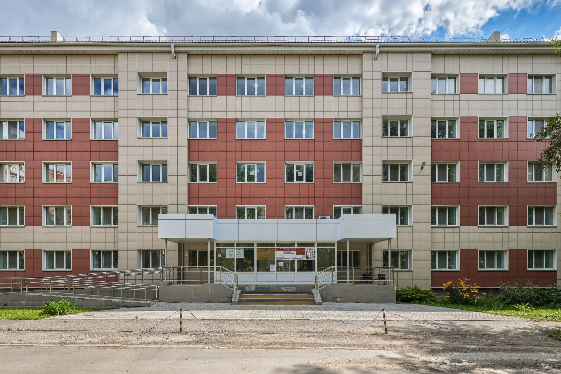 Дом в центре Омска: комфорт, учеба и спокойствие родителей