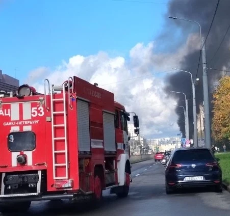Пожар на проспекте Авиаконструкторов случился сегодня утром 🚒