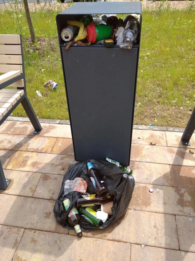 Очень трудно убрать, красиво для прогулок сделали, а не срачь устраивать. 
Везде мусор, бумаги, а му