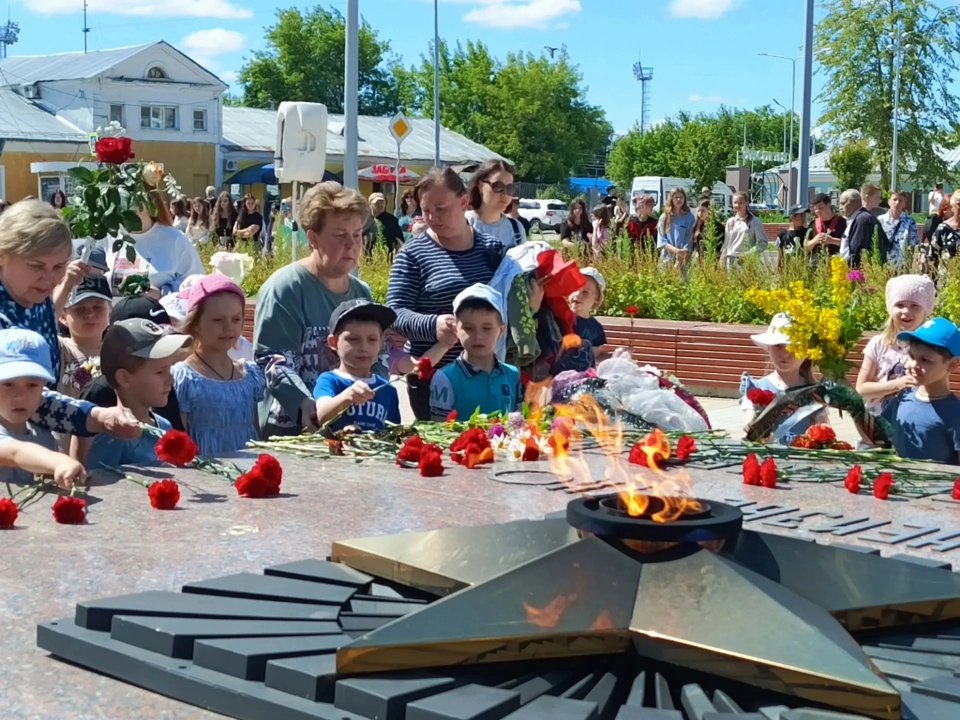 📌Возложение цветов к мемориалу 

В День памяти и скорби, 22 июня, наши воспитанники вместе с родите