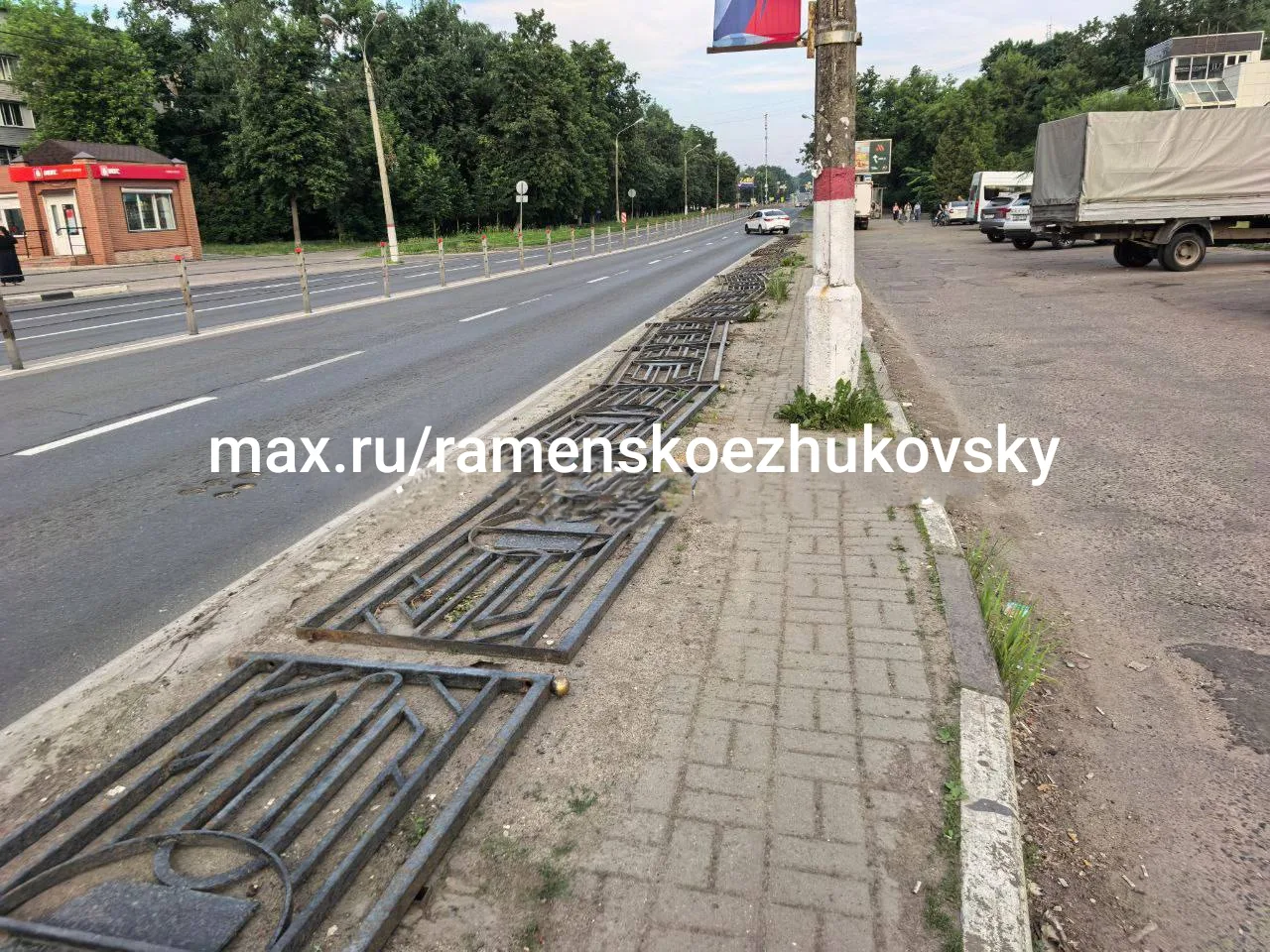 В Жуковском напротив Спортмастера снесли старые ограды