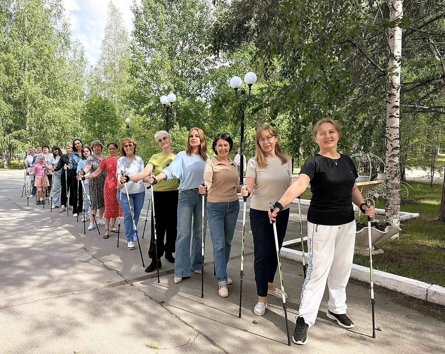 Сотрудники нашего учреждения вышли на скандинавскую ходьбу — заряжаемся здоровьем и поз...