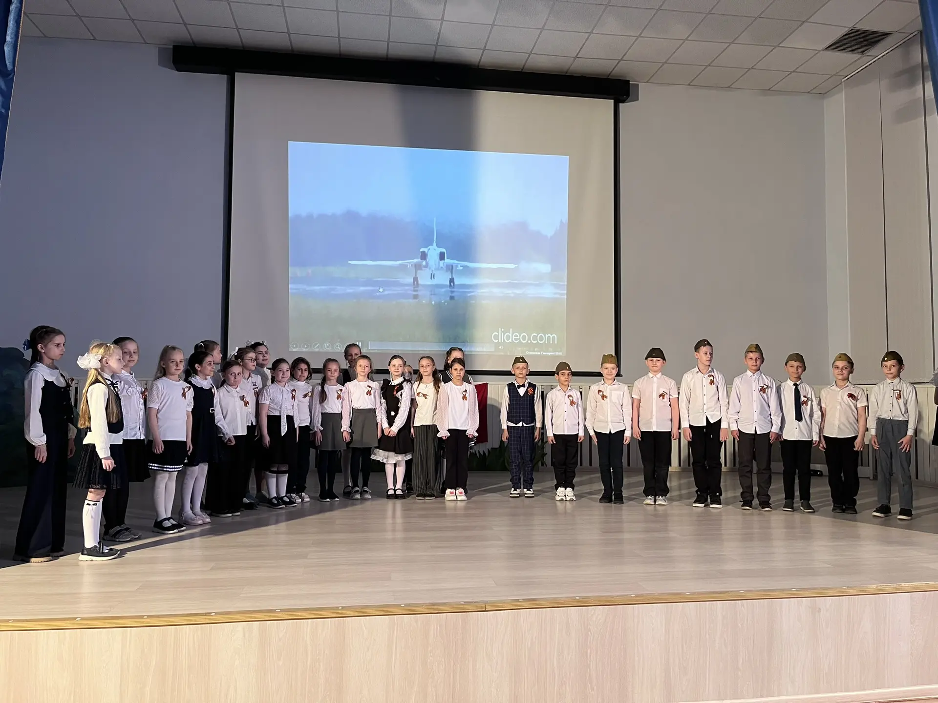 🕊️ Никто не забыт, ничего не забыто: в начальной школе прошёл концерт   👏🏻В преддверии Дня Победы в 