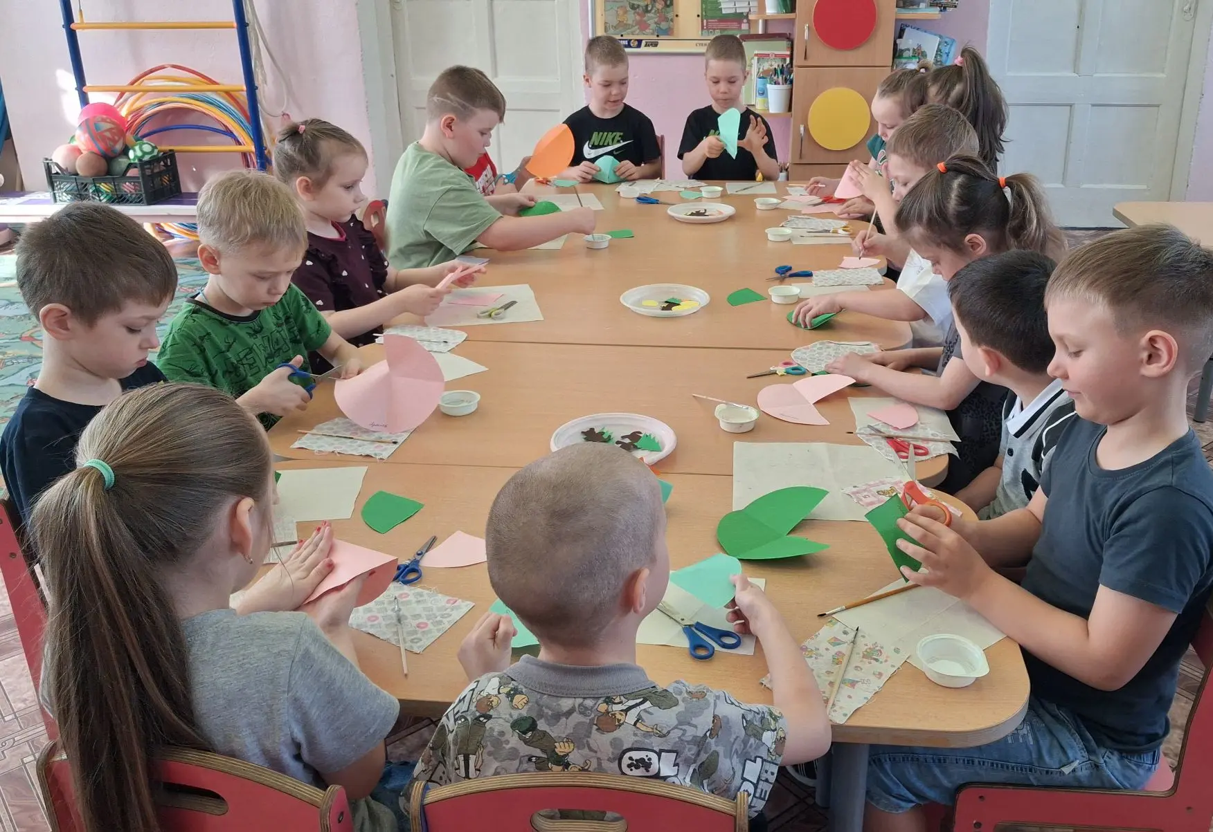 На занятии по конструированию из бумаги мы сделали замечательную качалку и повторили ру...